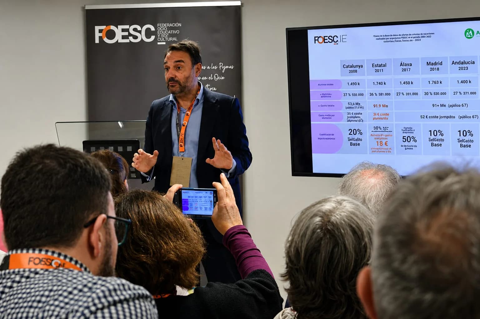Un ponent explica dades al públic en una jornada de FOESC.